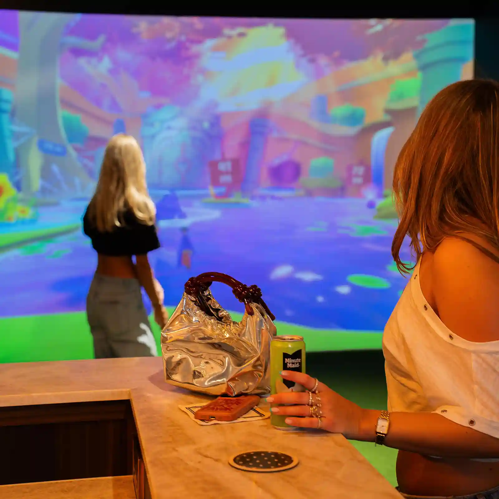 Donkergroen interieur van Birdie Bar