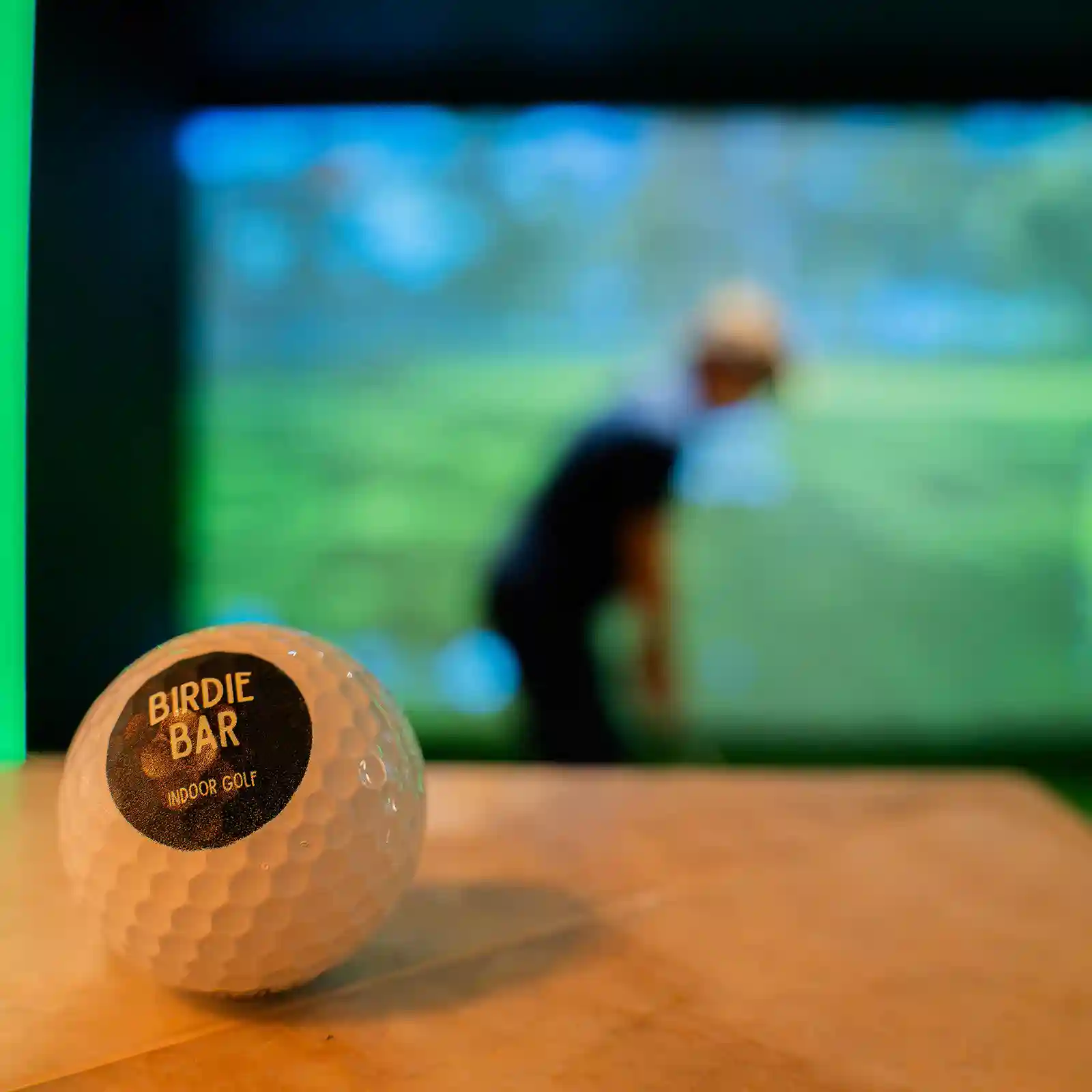 Golfbal met het logo van Birdie Bar voor het simulatorscherm
