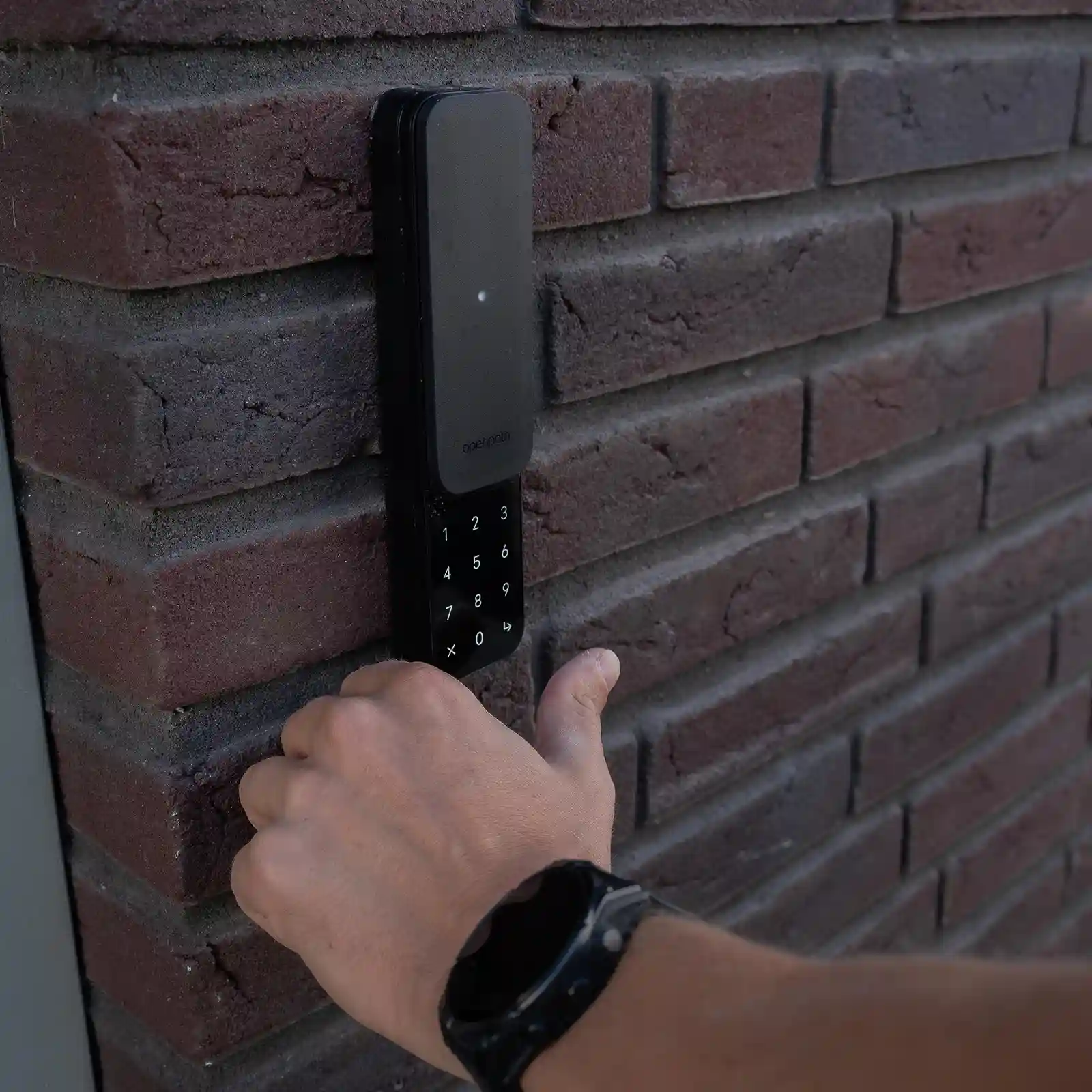 Bezoeker toetst de toegangscode in op het keypad bij de ingang
