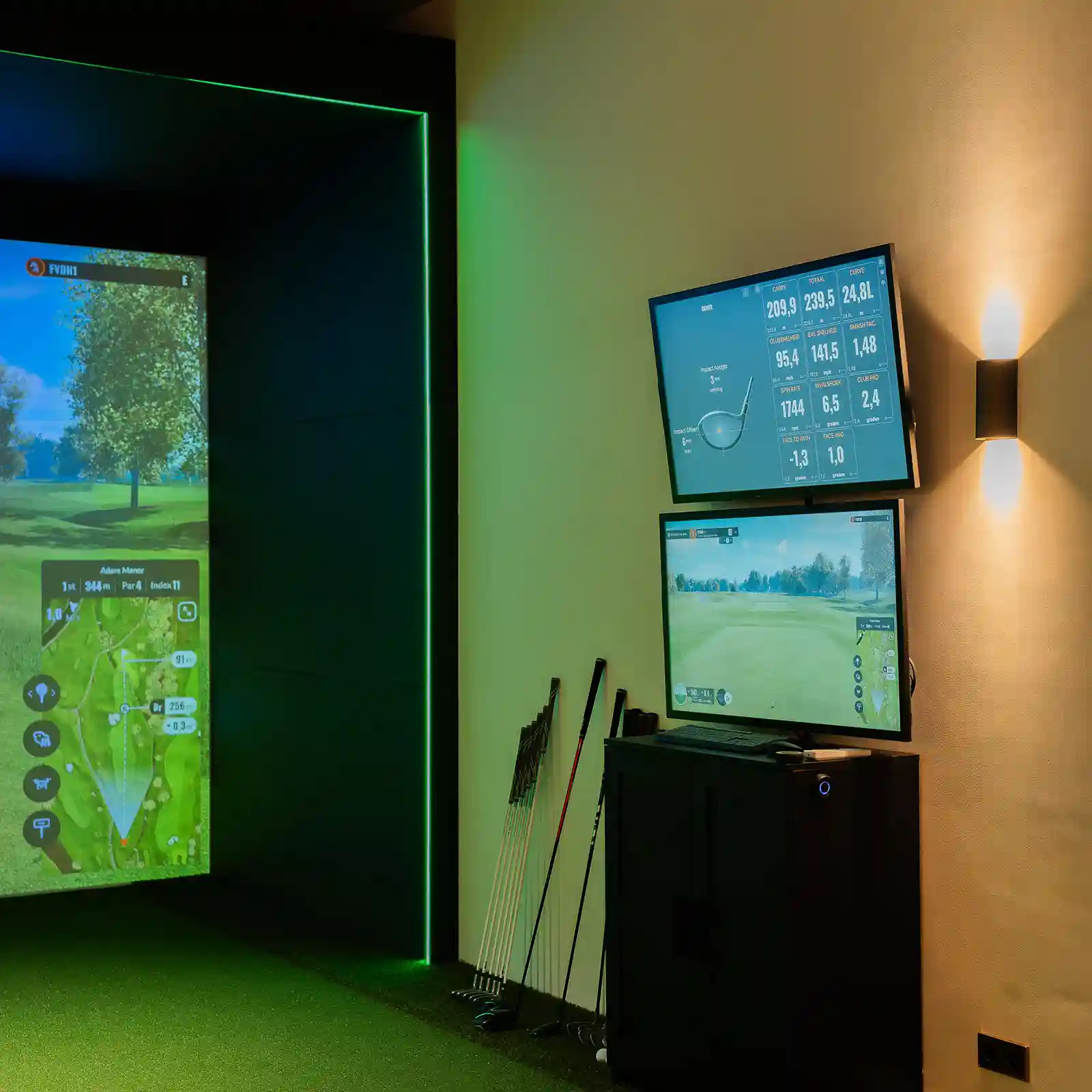 Simulatorscherm met golfbaan en TrackMan-schermen met slaggegevens